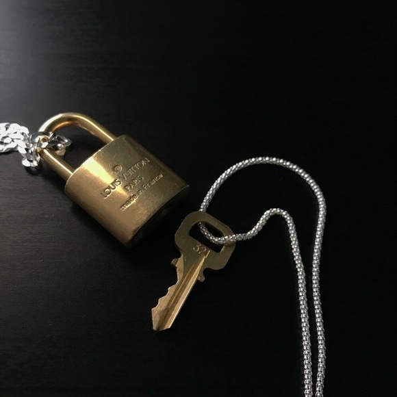Silver Chain With Louis Vuitton Lock - Picture 5 of 11